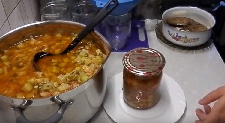 Подреждаме салатата в стерилизирани буркани и навиваме капаците.