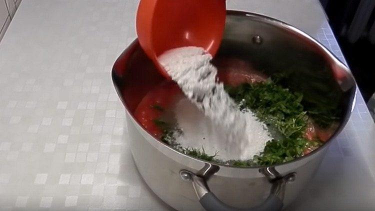 Добавяме и растително масло, захар и сол.