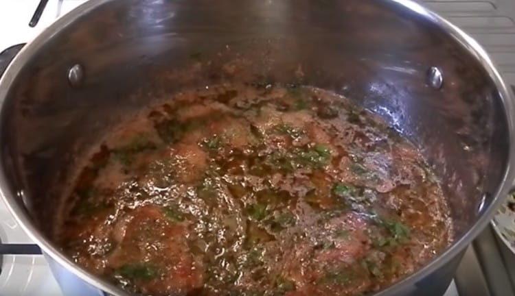 Слагаме зеленчуковата маса на печката.