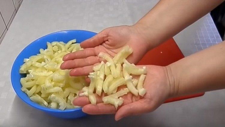 Нарежете сладкия пипер на ивици.