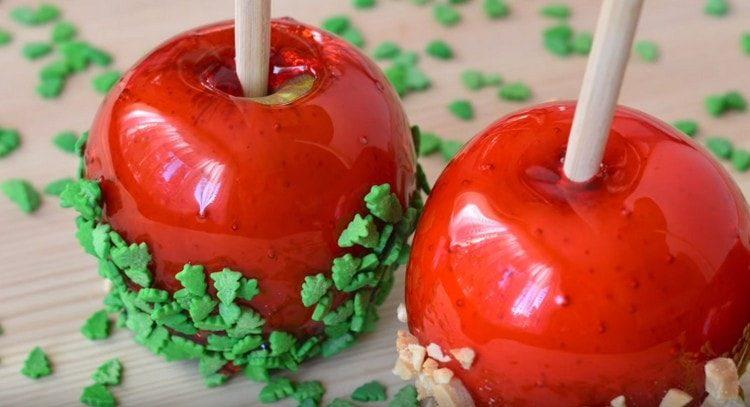 Maçãs caramelizadas estão prontas.