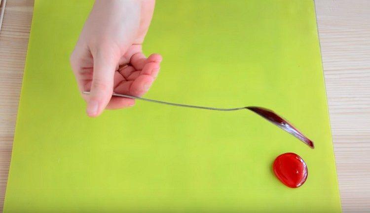 Do caramelo restante, você pode fazer doces.