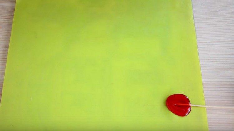 Insira o espeto de madeira no doce resultante.