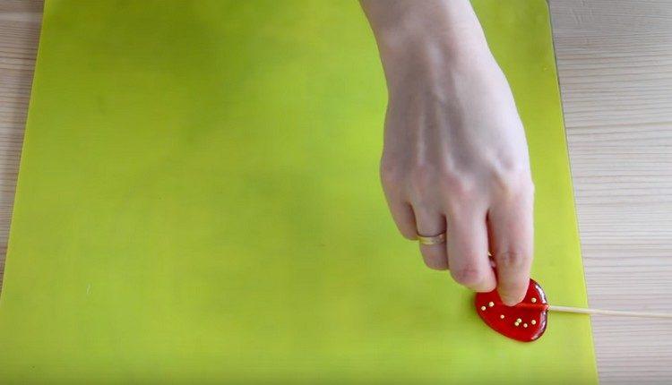 Polvilhe polvilhado sobre o doce.