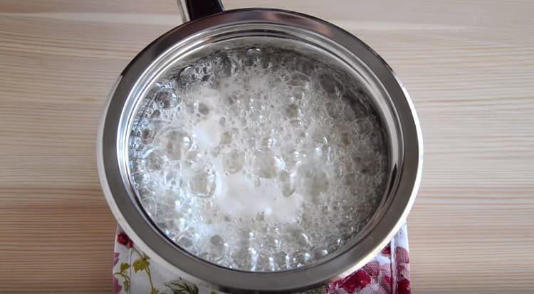 Leve a calda para ferver e cozinhe.