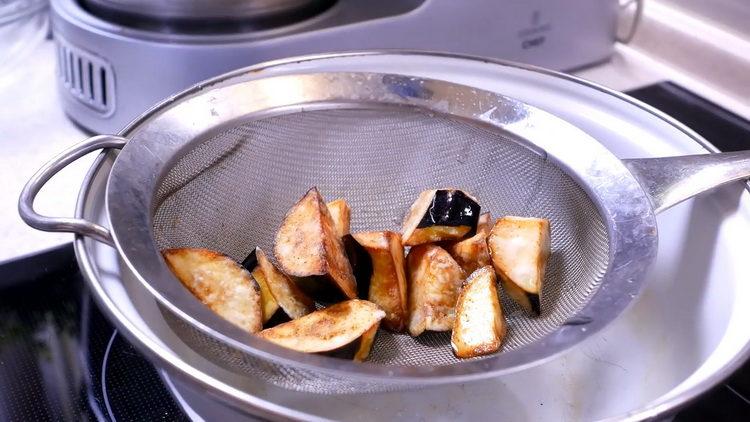 Odstraňte přebytečný olej pro vaření