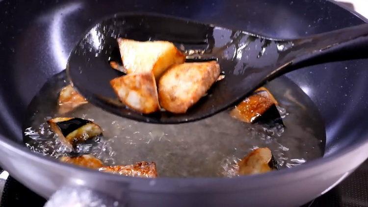 Smažte lilek na vaření.