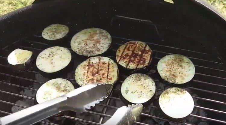 Gire la berenjena al otro lado.