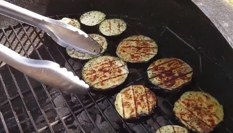 La berenjena debe dejar rastros de la parrilla.