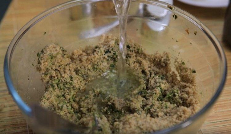 om nødvendigt kan der tilsættes lidt vand til massen.