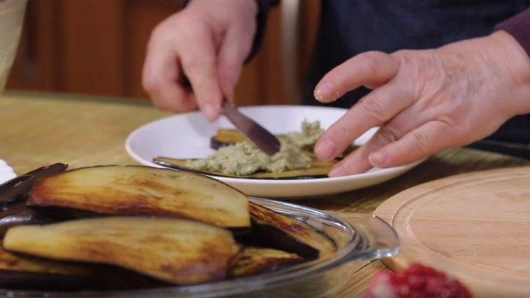 Smør hver skive aubergine med påfyldning.