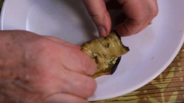 Drej aubergine rullen.