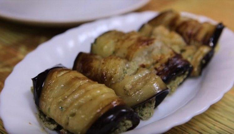 Vi lægger aubergine på et serveringsfad.