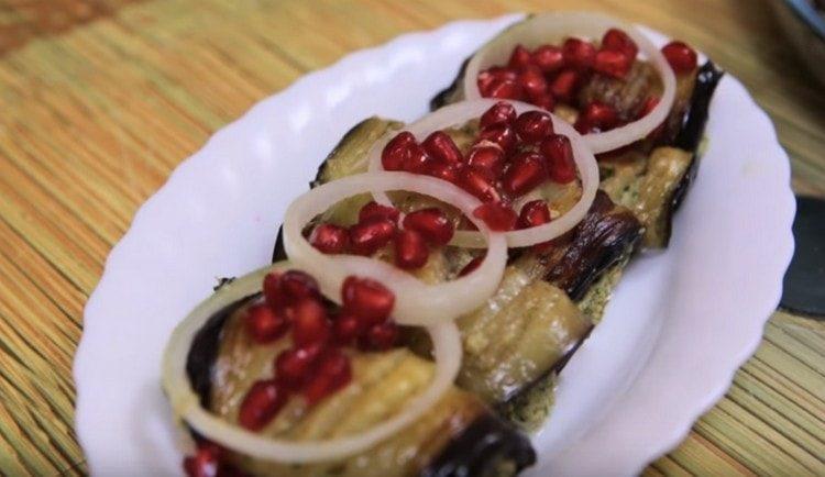Georgisk aubergine kan dekoreres med granatæblefrø ved servering.
