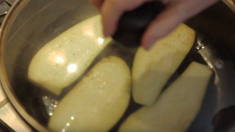 Steg grøntsager under låg.