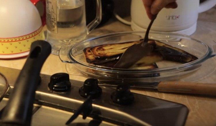 Læg den stegte aubergine på en tallerken.