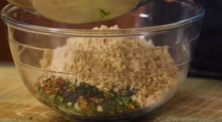 Vi forbinder alle produkter, der føres gennem kødkværnen i en beholder.