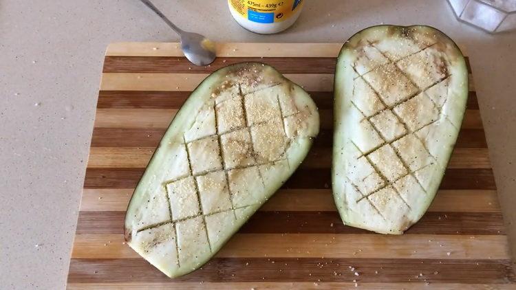 sare si adauga condimente