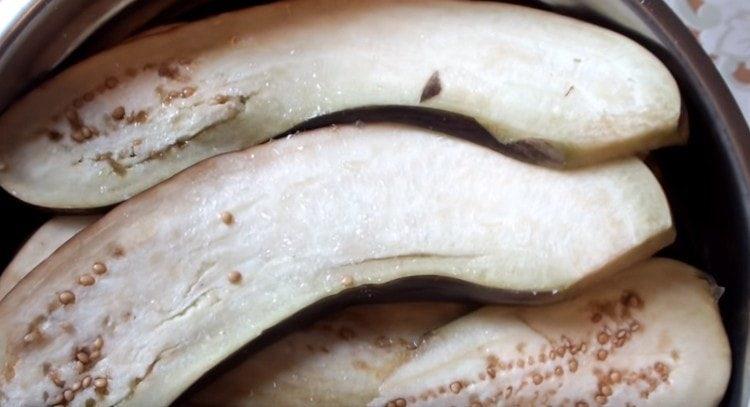 Посолете патладжана и го оставете да остави горчивина.