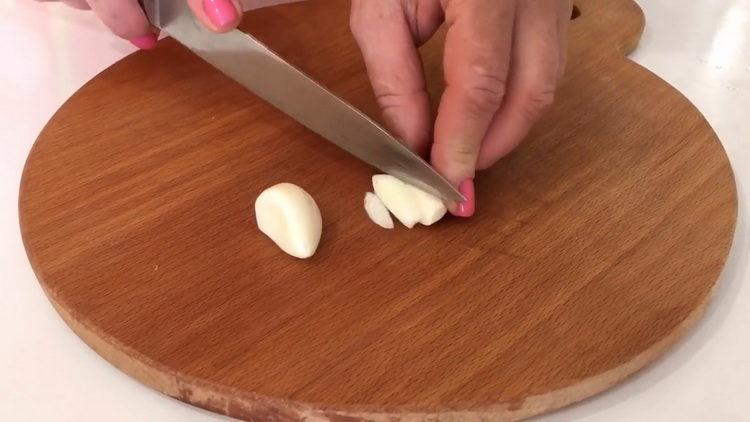 накълцайте чесъна