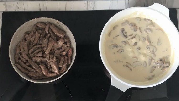 Zum Kochen das Fleisch anbraten