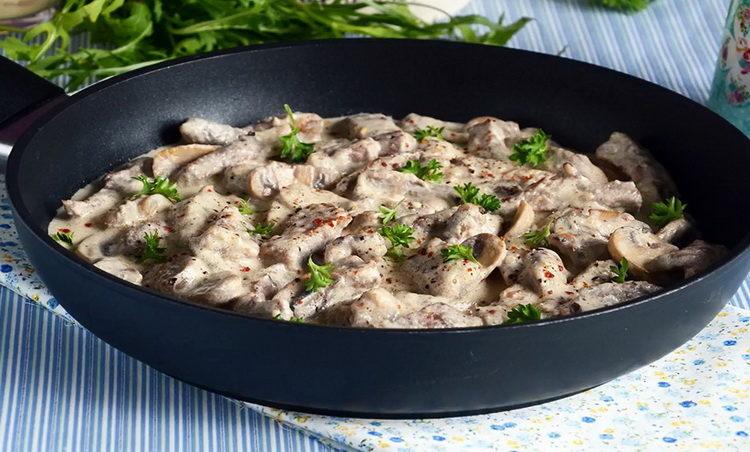 Köstlicher Stroganoff mit Pilzen - kochen Sie zu Hause
