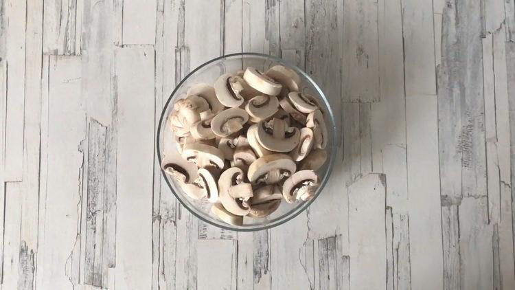 Zum Kochen Pilze hacken