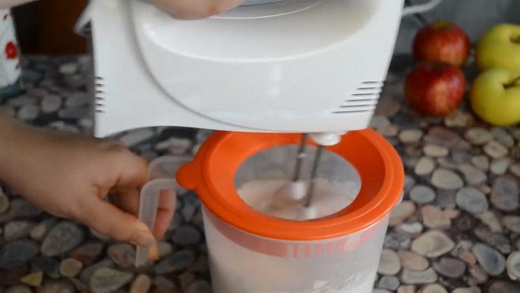 Battre les blancs pour préparer le repas.