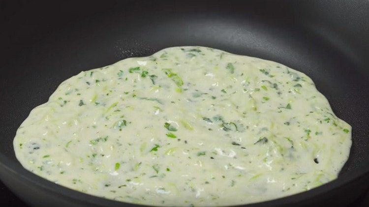 Vierte la masa en una sartén bien caliente.