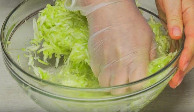 Cuando el calabacín deje el jugo, exprímalo.