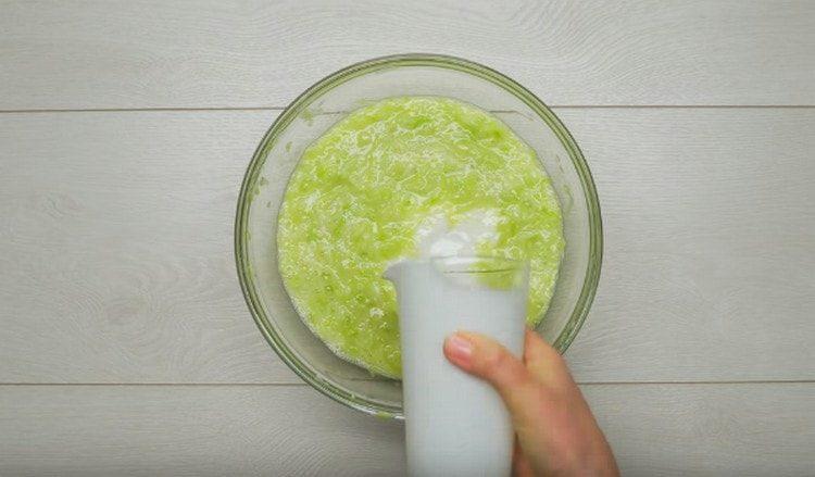 A continuación, agregue kéfir.