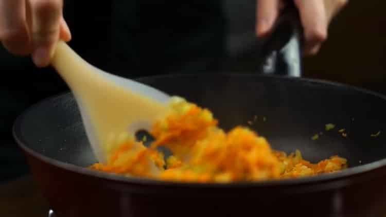 Fry karot upang lutuin