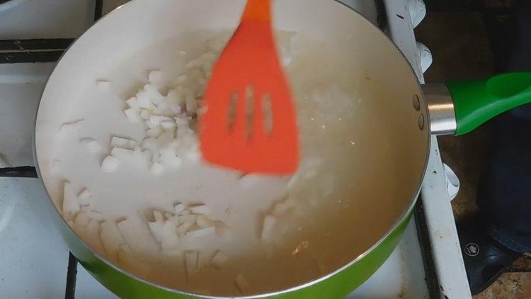 Madlavning borsch med rødbeder og kål