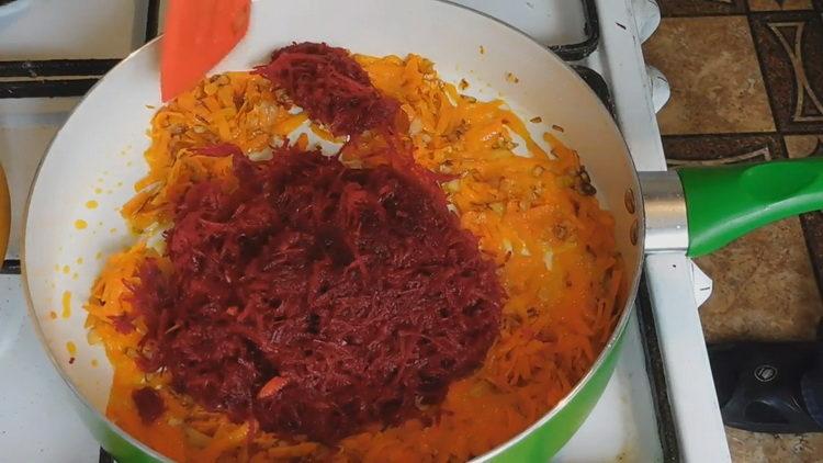 For at lave mad, hak rødbederne