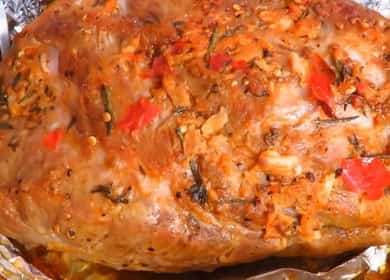 Jugoso cerdo de cerdo casero en la mesa de vacaciones 🥩