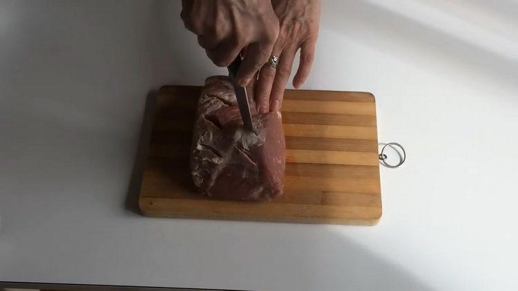 Подгответе съставката за готвене.