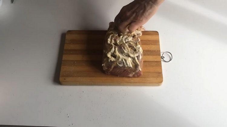 Смесете съставките за готвене.