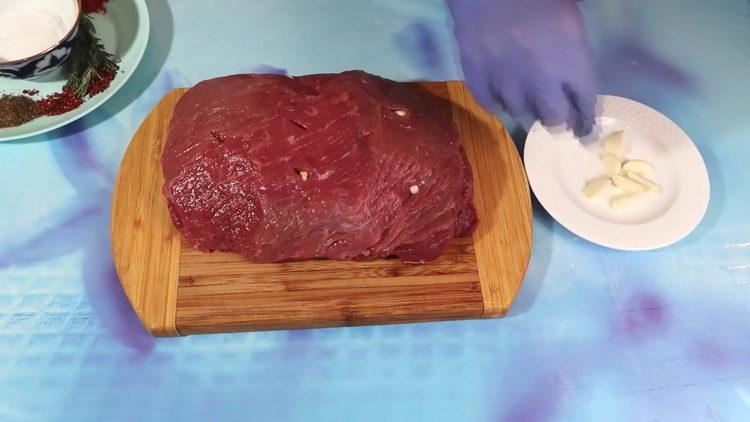 Prepareu els ingredients per cuinar.