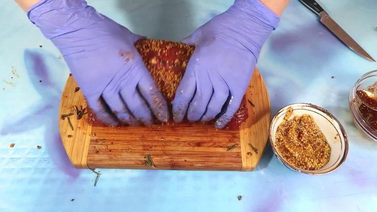 Per cuinar, gregueu la carn amb un apòsit