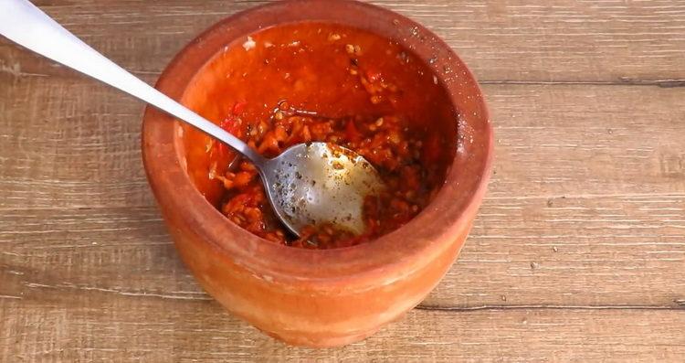 Para preparar el plato, prepare la marinada en un mortero.