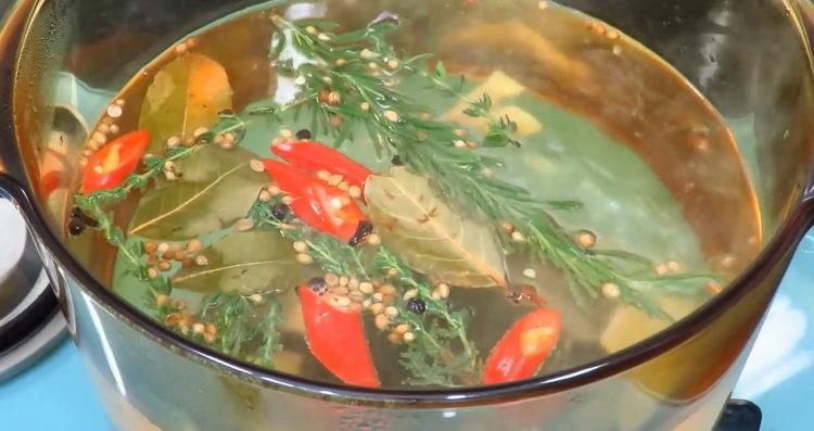 Combina los ingredientes de la marinada para preparar tu comida.