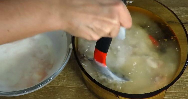 Para cocinar, ponga la carne en la marinada.