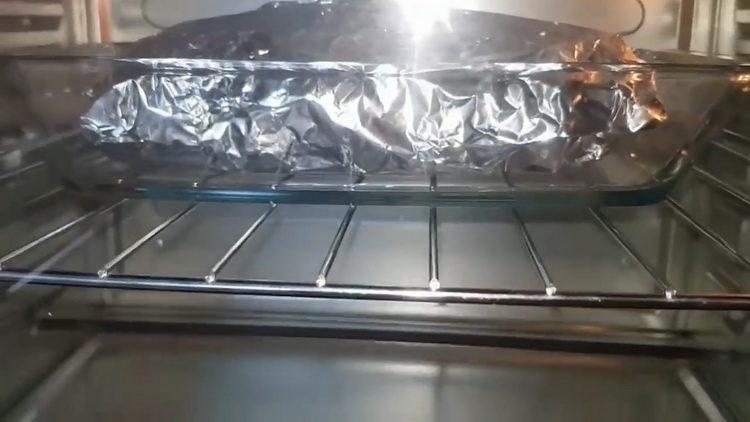 свинско свинско във фурната предварително загрейте фурната