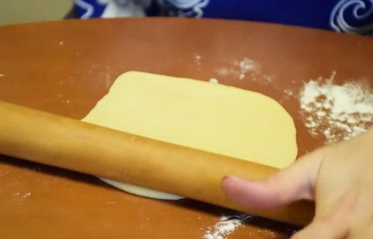 rostogoliți aluatul