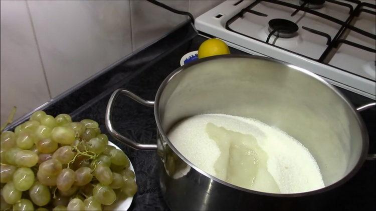 Cooking grape jam