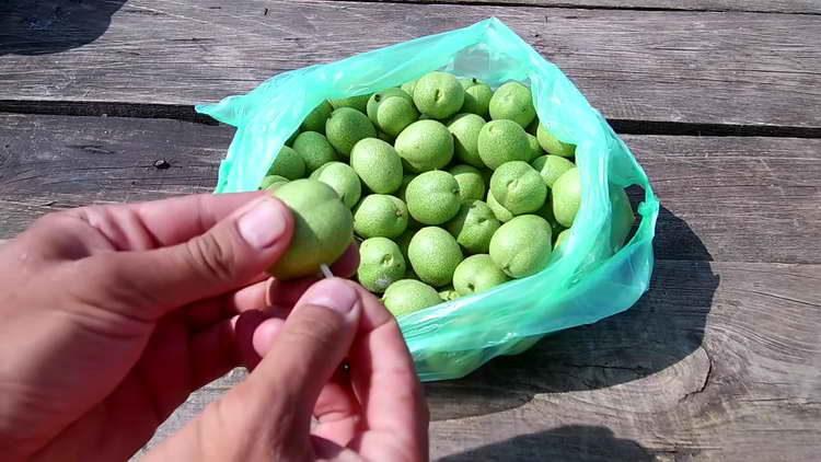 em nozes verdes fazem buracos