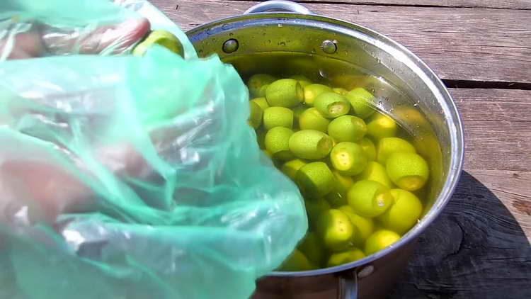 embeba nozes na água