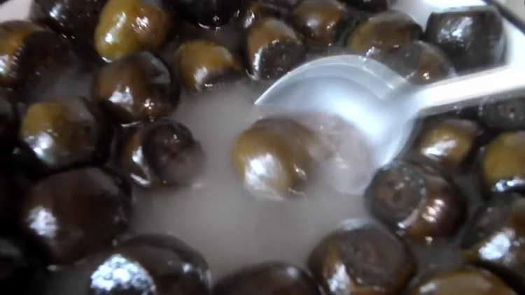 despeje nozes com calda de açúcar