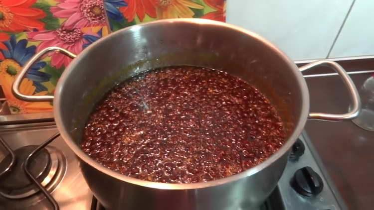 despeje a geléia em frascos