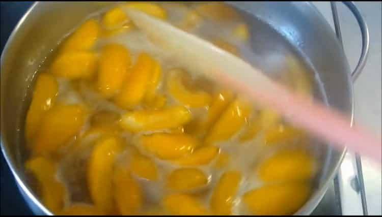 Blanda ingredienserna för att laga mat.